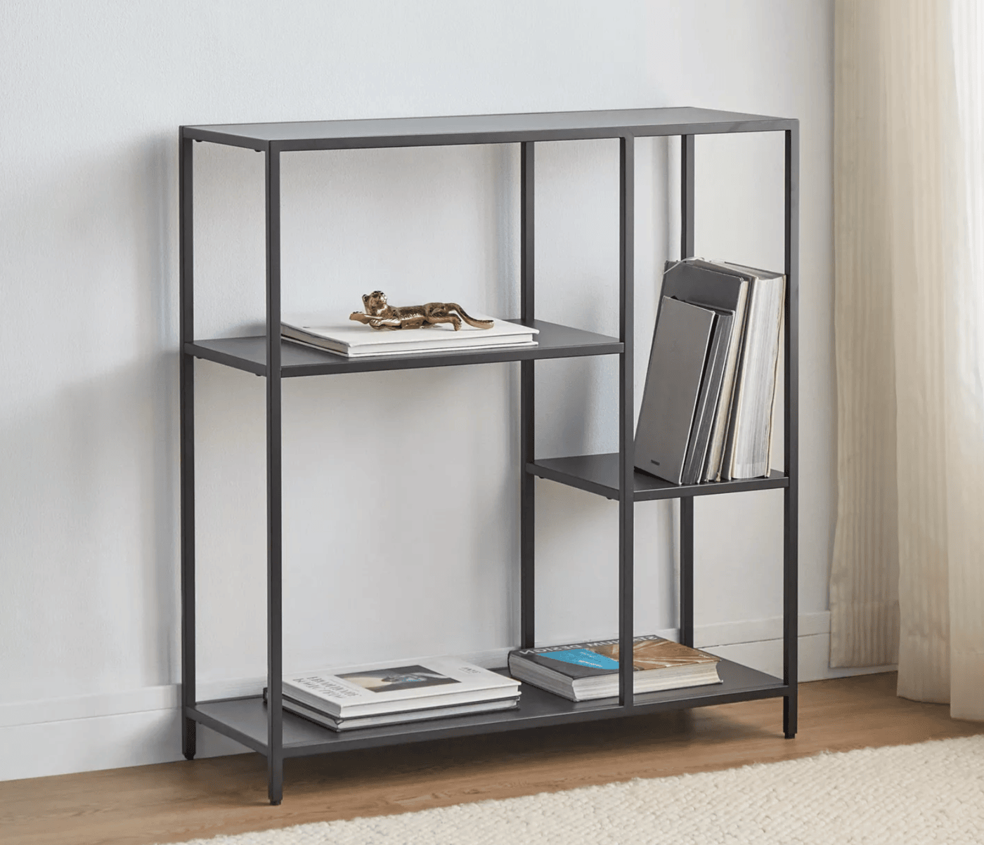 多層デザインのモダンなディスプレイスタンド - 金属フレームと木製棚付き、ブティック、メゾン、ショップに最適