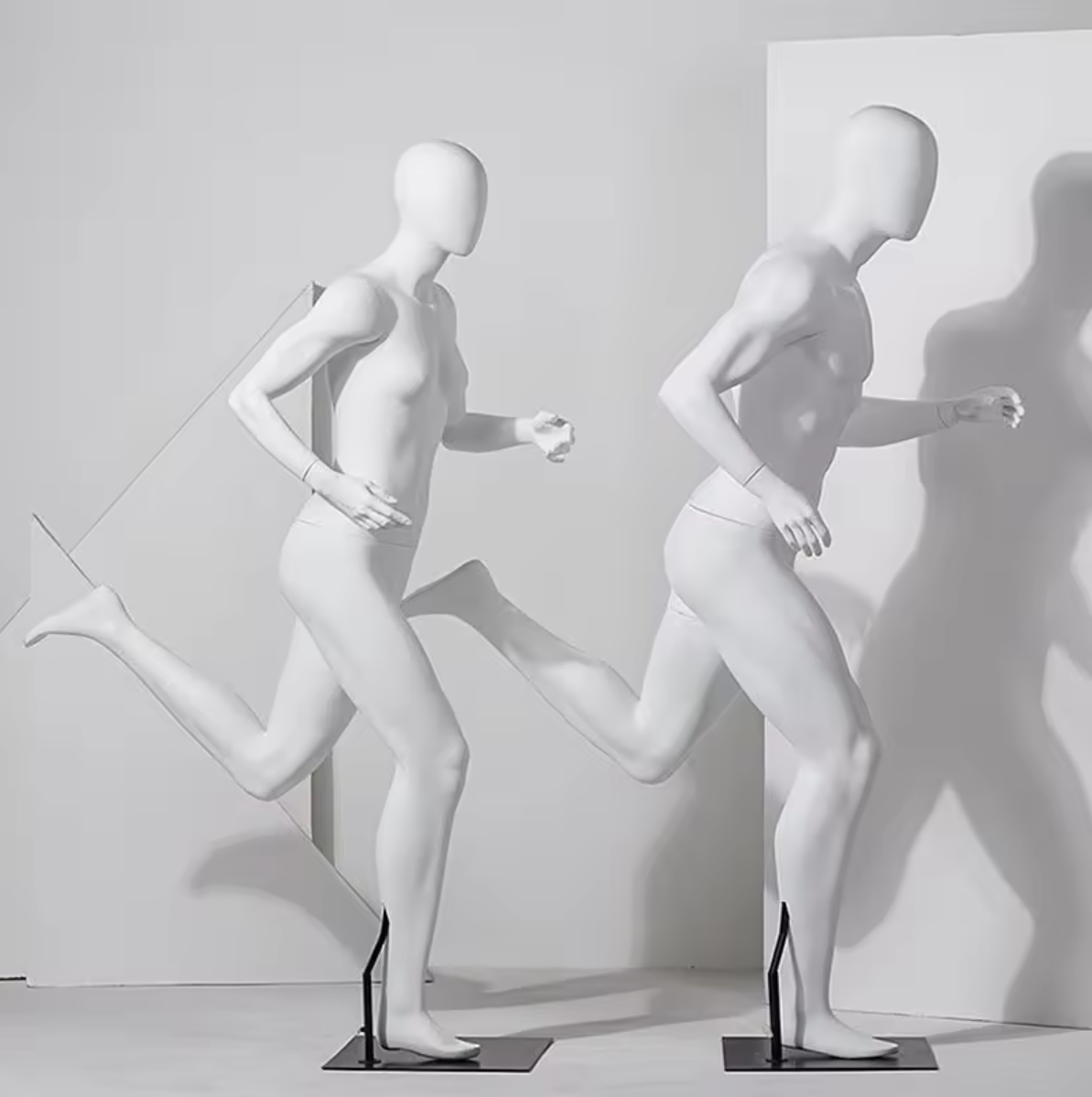 ランニングポーズのスポーツマネキン2体展示例|斜め前ビュー