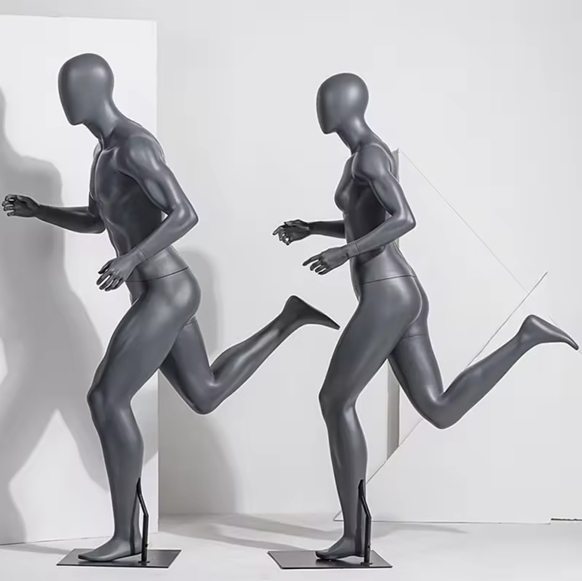 ランニングポーズのスポーツマネキン2体展示例|ブラックペアディスプレイ