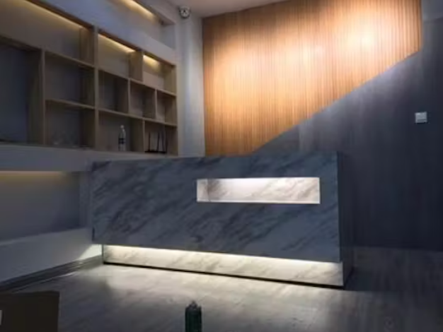 大理石デザインの受付カウンター | LED間接照明付きフロントデスク