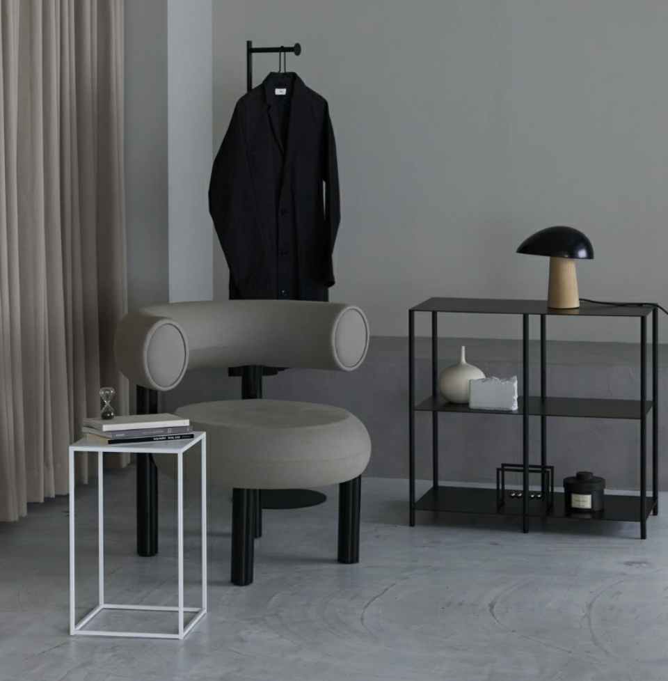 ミニマルデザインのモダンな金属フレームテーブル - ブティック、メゾン、商業スペースに最適