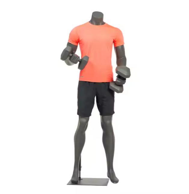 オレンジTシャツとブラックショーツを着た男性フィットネスマネキン|ダンベルトレーニングポーズ