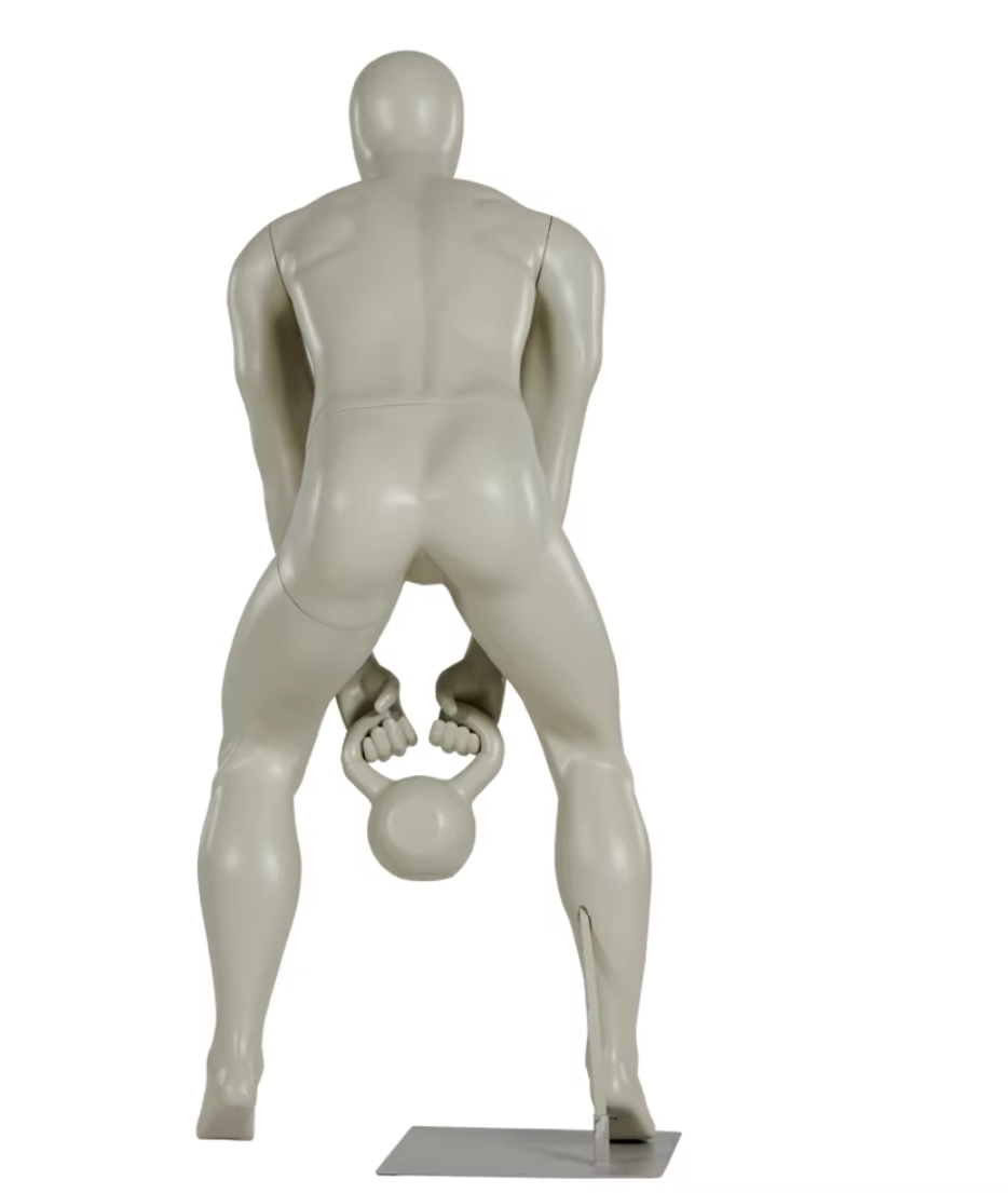 ケトルベルを持つ男性フィットネスマネキンの背面ビュー|デッドリフトトレーニングポーズ