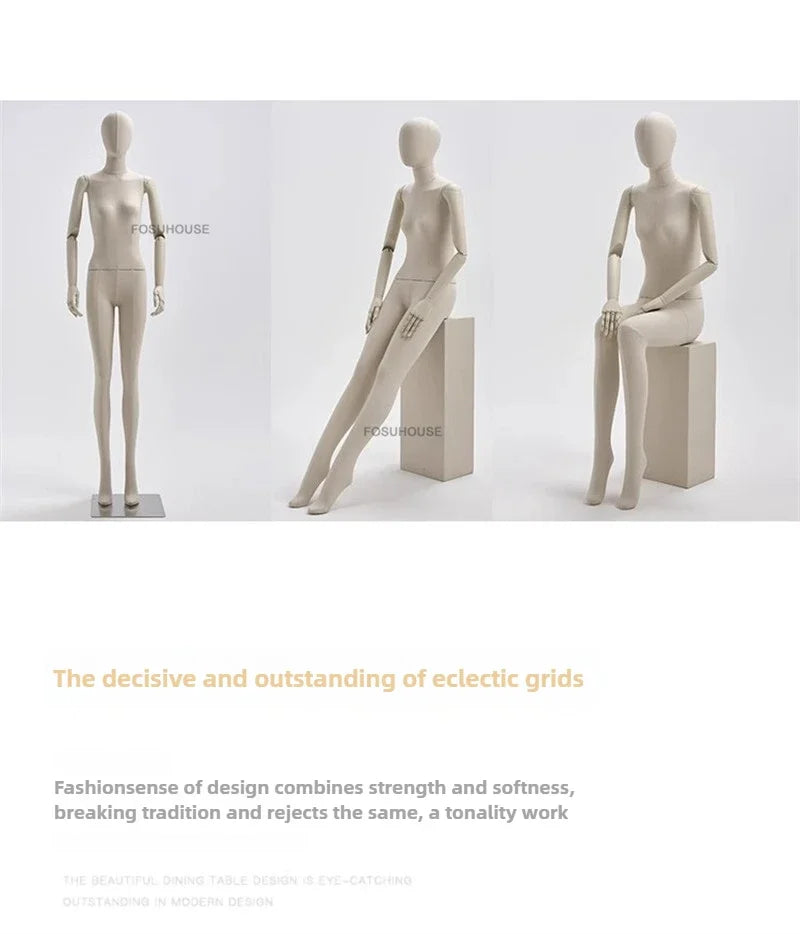 リネン布張りと木製腕の女性マネキン2体展示例|ナチュラルベージュカラー・座りポーズと歩行ポーズ