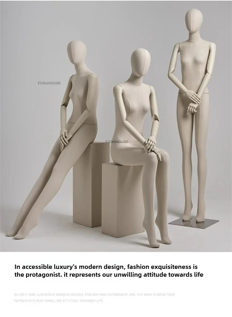 布張り女性マネキンのペア展示例|リネン素材・ナチュラルカラー・立ちポーズ