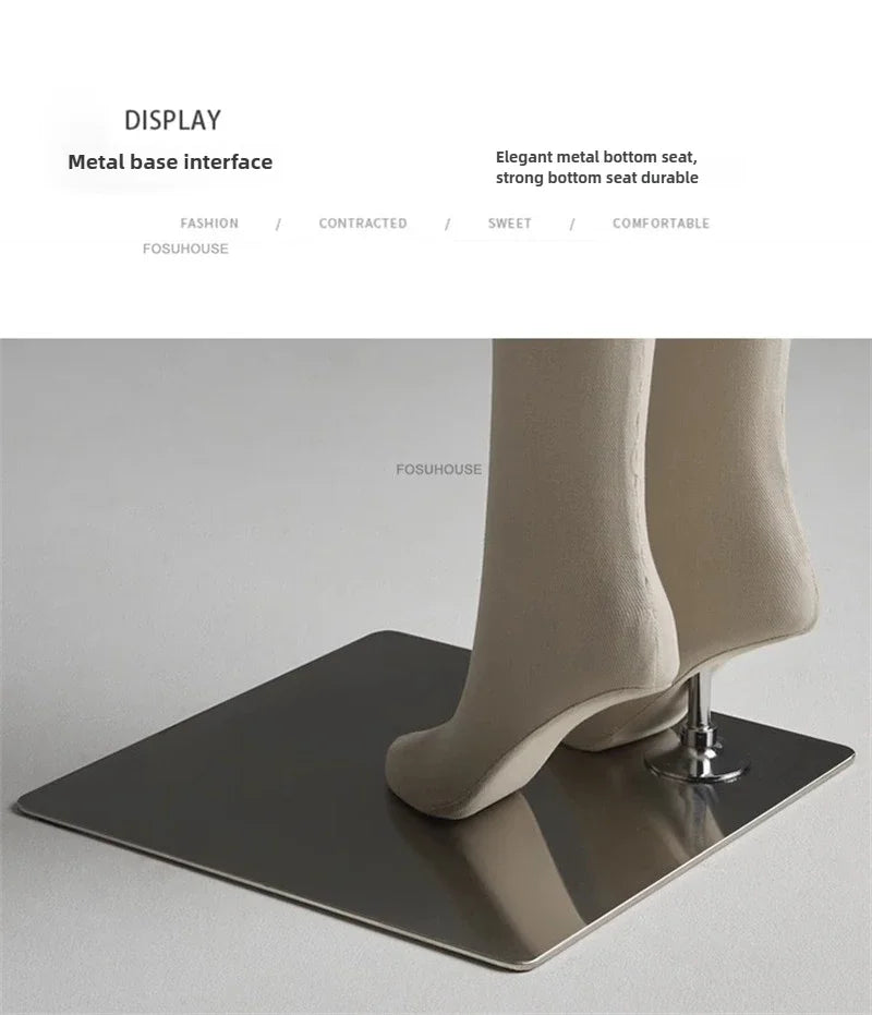 リネン布張りマネキンの脚部とベーススタンドディテール|金属製プレートベースと固定支柱の構造