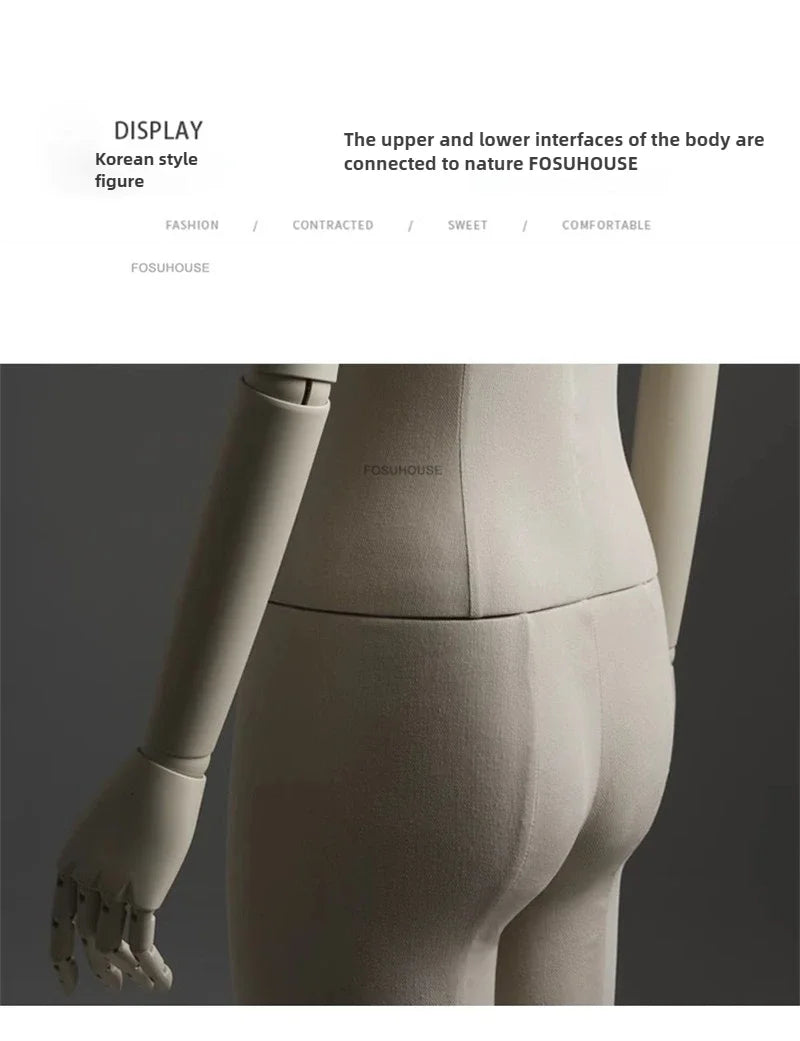 リネン布張りと木製腕の女性マネキン背面ディテール|ナチュラルベージュカラー・腰とヒップラインの造形