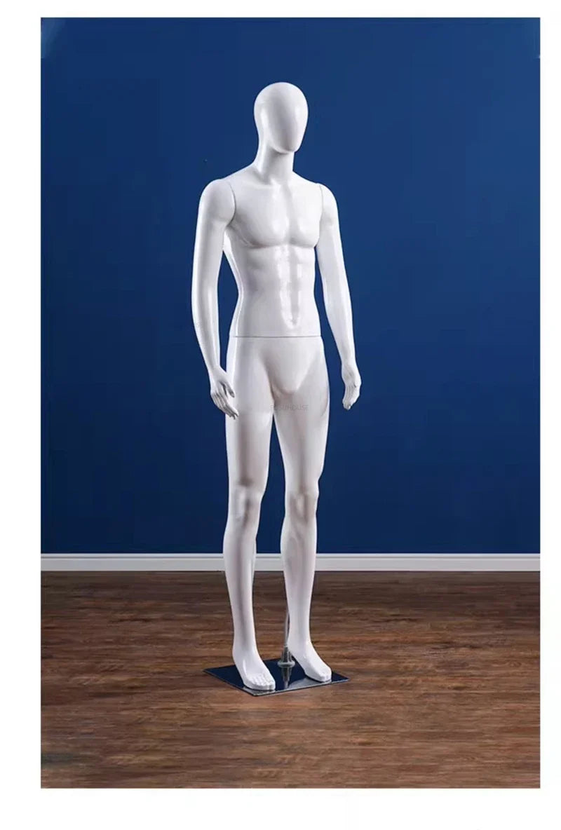 ホワイトカラーの男性マネキン全身ビュー|青背景・ナチュラル立ちポーズ