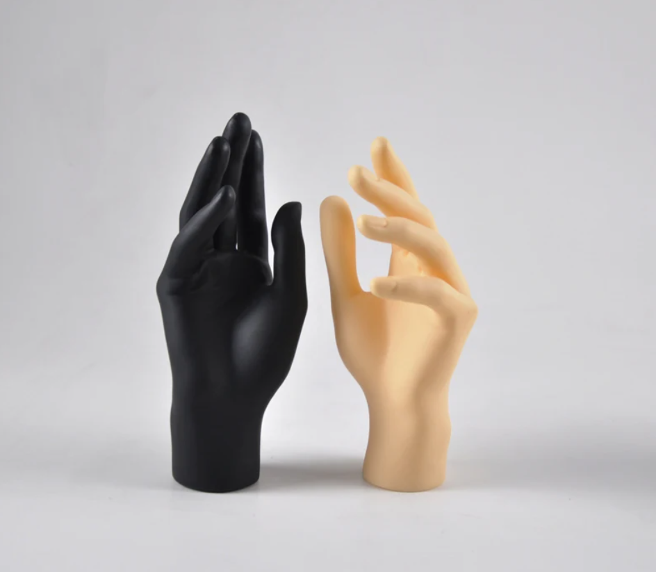 ブラックとベージュのハンドマネキン 手袋やアクセサリー展示に適した店舗用ディスプレイハンド