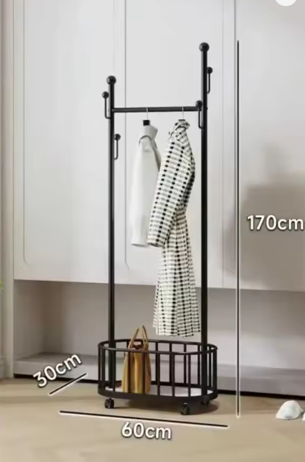 ブラックフレームのキャスター付き衣類ラックにワンピースを掛けた収納什器