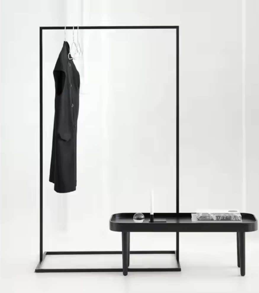 ブラックカラーのハンガーラックとベンチを組み合わせたディスプレイ什器 アパレル店舗やエントランス向けの収納・展示システム