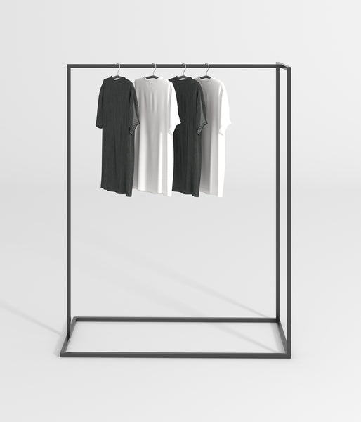 ブラックフレームのハンガーラックにモノトーンTシャツを掛けたミニマルディスプレイ