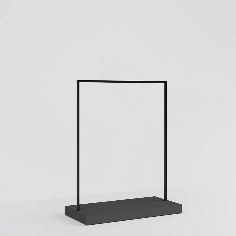 店舗什器として使用されるW1200ブラックハンガーラック