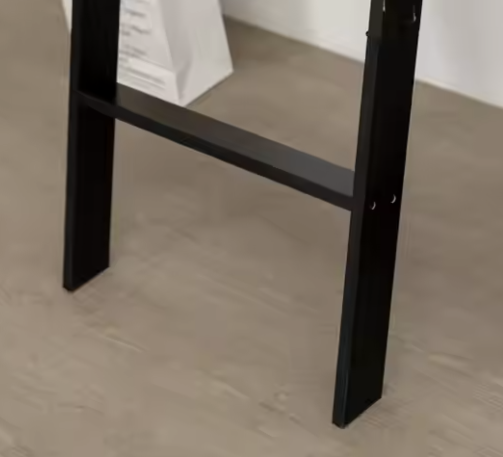 ブラックラダーハンガーの脚部ディテールを映したクローズアップ画像