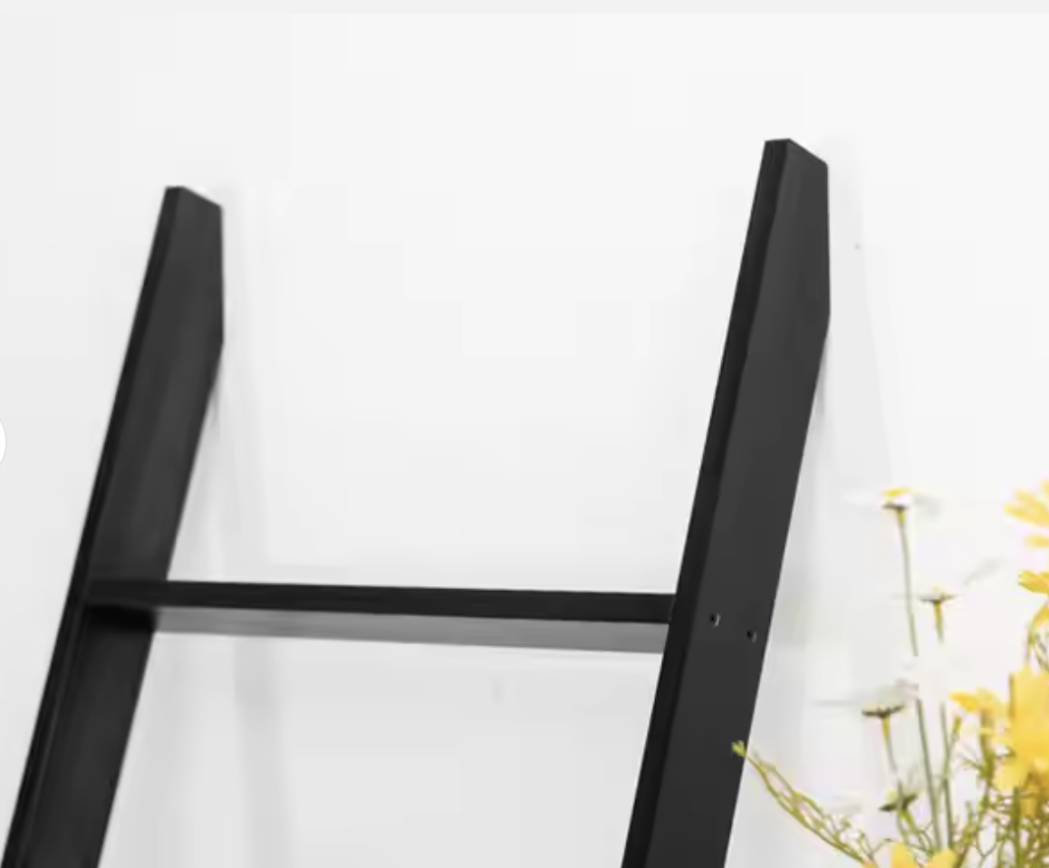 ブラックラダーハンガーの上部ディテールを捉えたミニマルデザイン画像