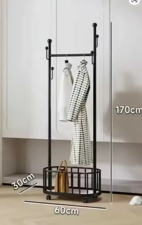 ブラックフレームのハンガーラックに衣類を掛けた収納ディスプレイ