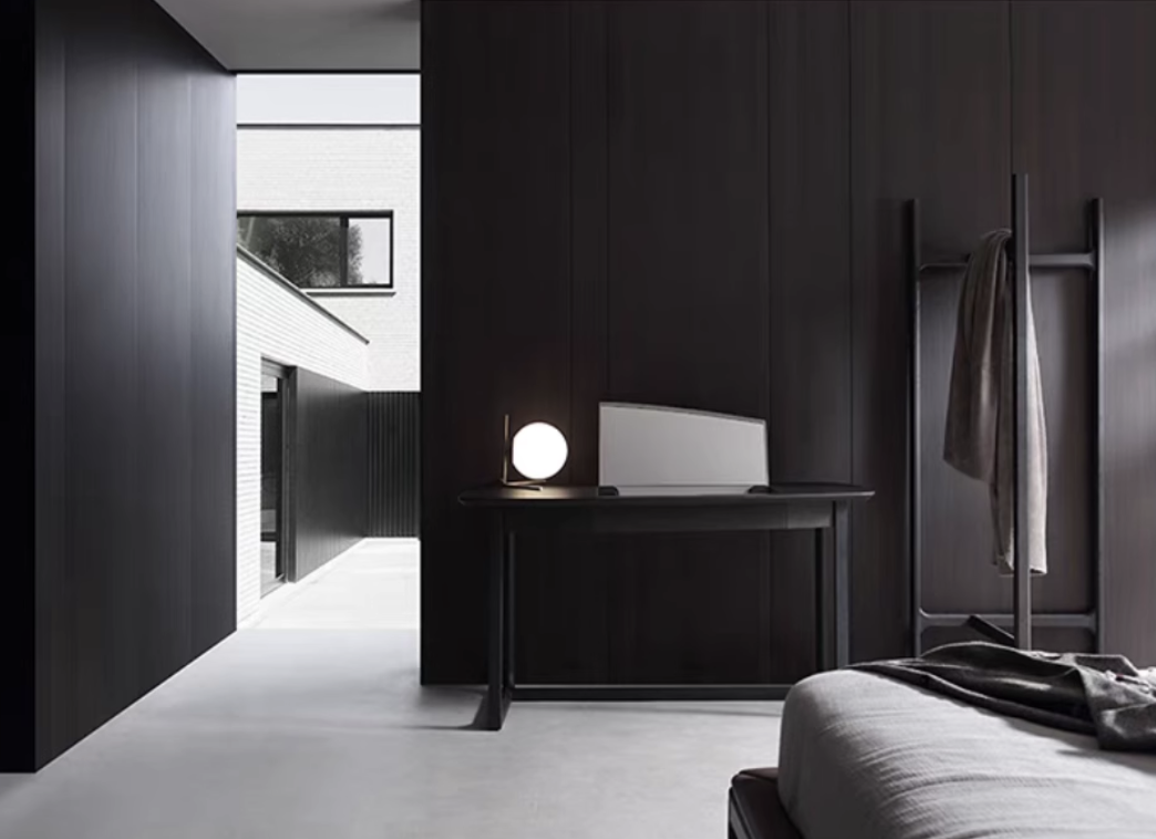 ブラックスタンドハンガーを部屋の一角に設置したインテリアディスプレイ