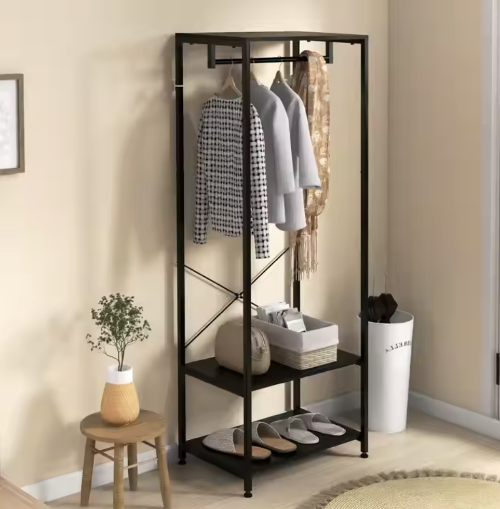 ブラックスチール製の多機能ハンガーラックに衣類や収納ボックスを配置した室内ディスプレイ