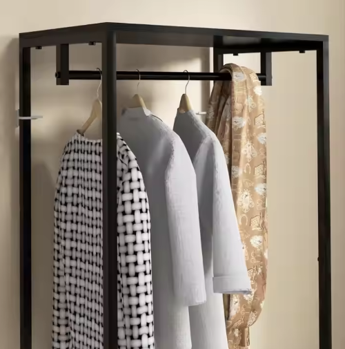 ブラックスチールフレームのハンガーラックに衣類を掛けたクローズアップディスプレイ