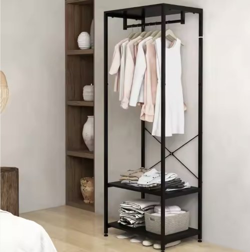 ブラックスチール製ハンガーラックに衣類と収納アイテムを置いた部屋のインテリアコーディネート