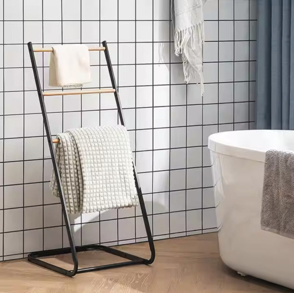 明るい部屋に置かれたシングルハンガーラック|衣類を掛けて使用するミニマルデザインの洋服ラック