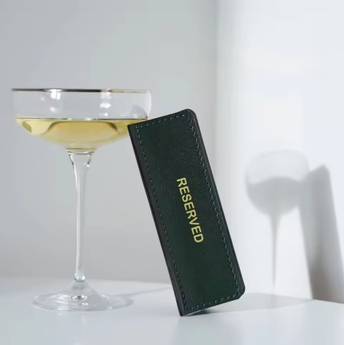 カフェテーブルに設置した レザー RESERVED スタンド