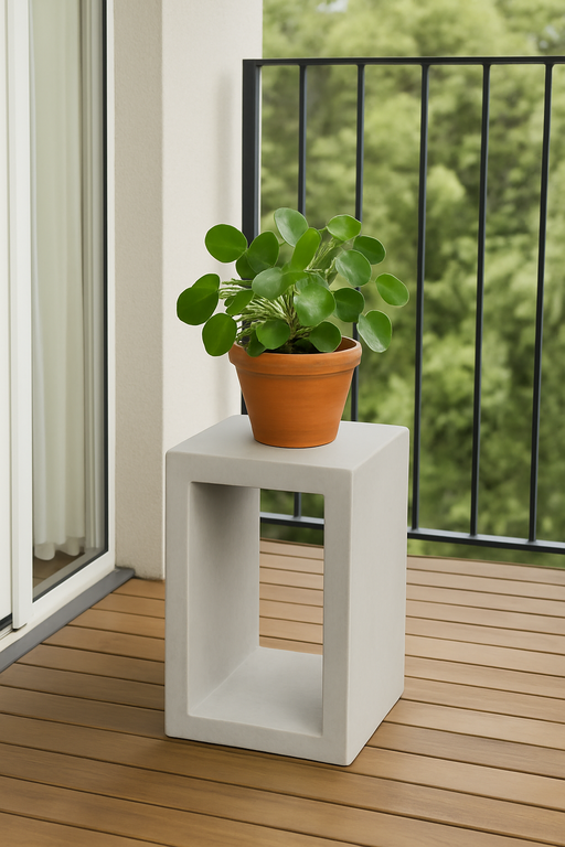 バルコニーで鉢植えを載せたライトグレーのキューブテーブル