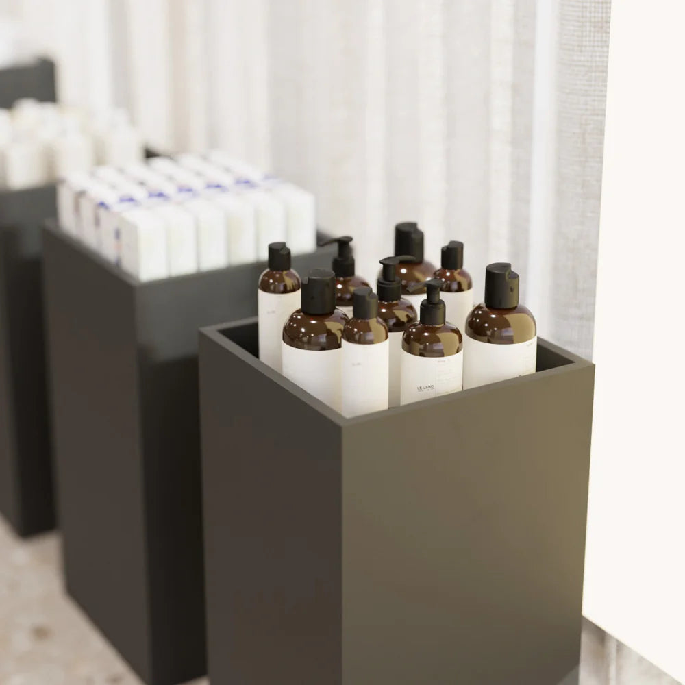 ディスプレイ台に配置された商品パッケージの陳列