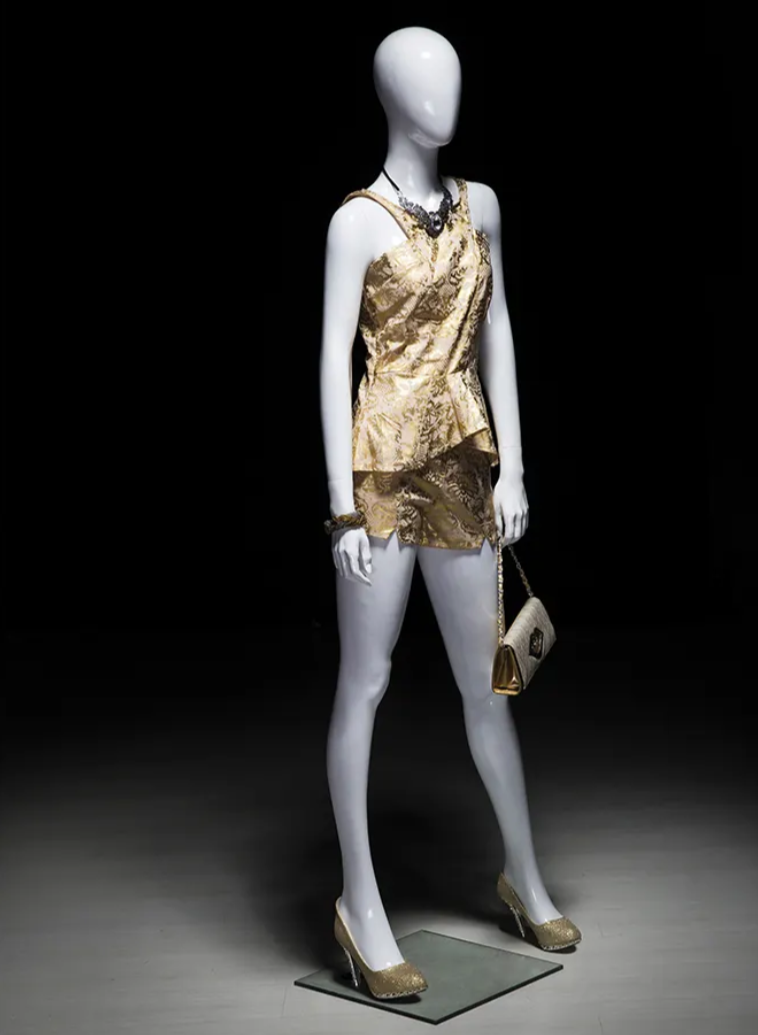 ゴールドの衣装を着た女性マネキン|斜め後ろビュー・バッグ付きディスプレイ