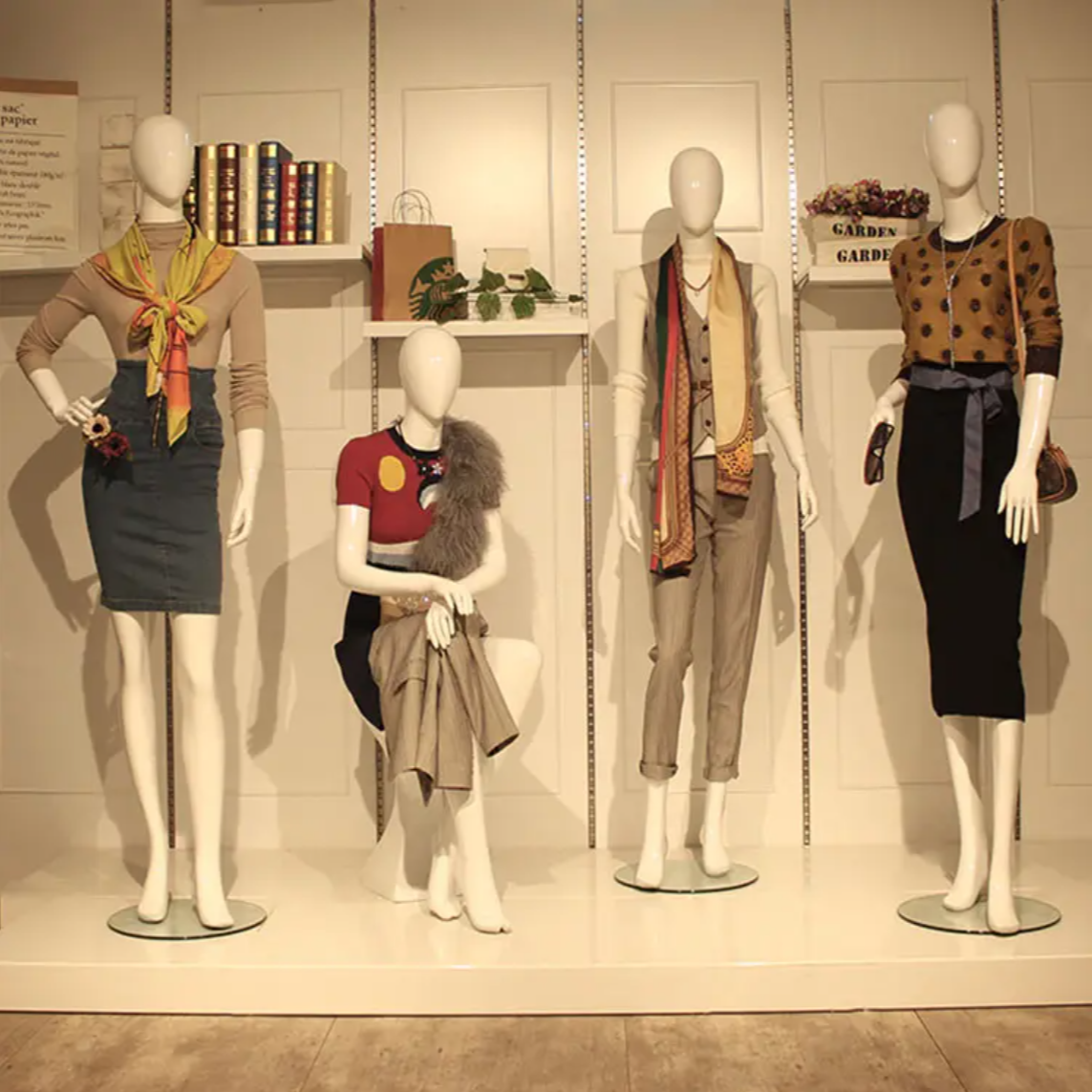 アパレルショップの女性マネキン展示例|スカーフとスカートスタイル