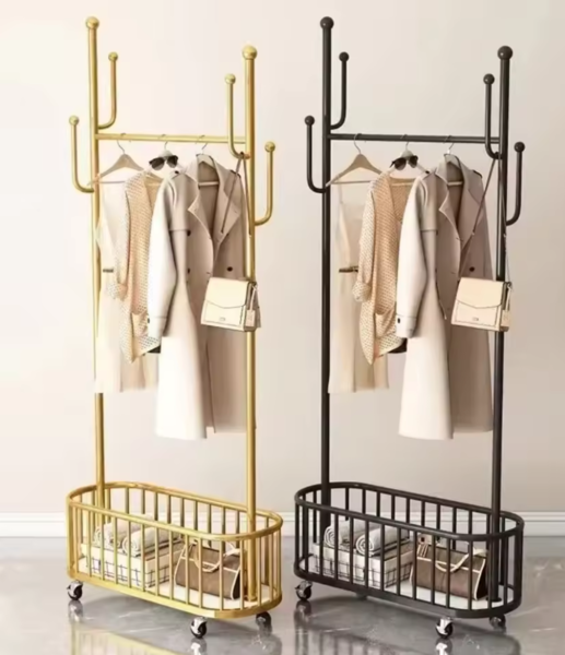 フック付きのゴールドとブラックのハンガーラック2台にコートやバッグを掛け、下部収納にブランケットを置いた実用的なディスプレイスタンド