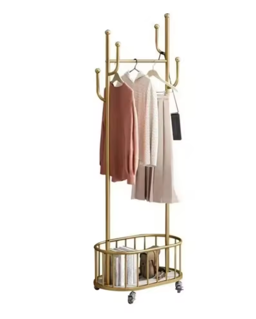 ゴールドフレームのキャスター付きハンガーラックにワンピースを掛けたシンプルな収納什器