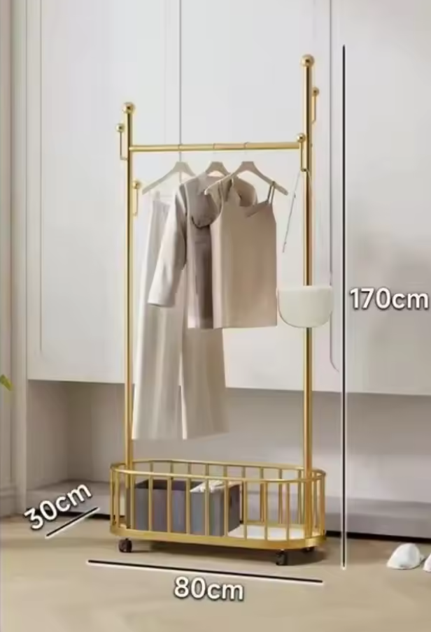 ゴールドフレームのキャスター付きハンガーラックに洋服を飾った収納ディスプレイ