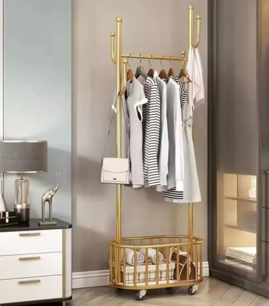 明るい洋服と収納バスケットを掛けたゴールドハンガーラック|高級感のあるインテリアに馴染むエレガントなディスプレイスタンド
