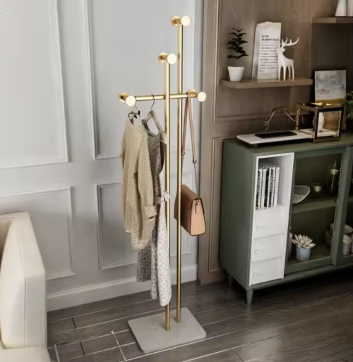 ゴールドスタンドのコートハンガーにバッグと衣類を掛けた室内インテリアディスプレイ