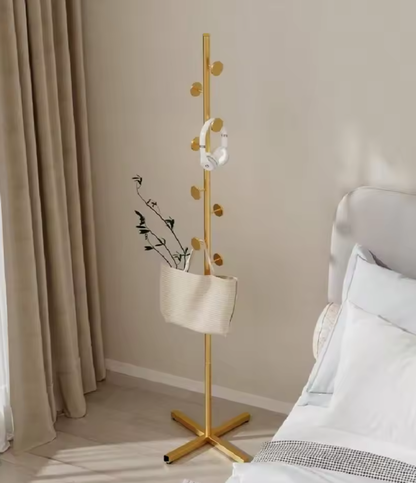 ゴールドカラーのコートハンガーにバッグと小物を掛けたシンプルな室内インテリア