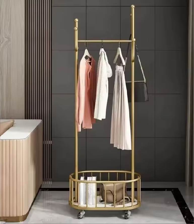 ゴールドフレームのハンガースとトップスを掛けたモダンな収納ラック