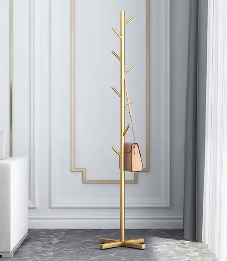 ゴールドスタンドのツリー型コートハンガーにバッグを掛けたエレガントなディスプレイ