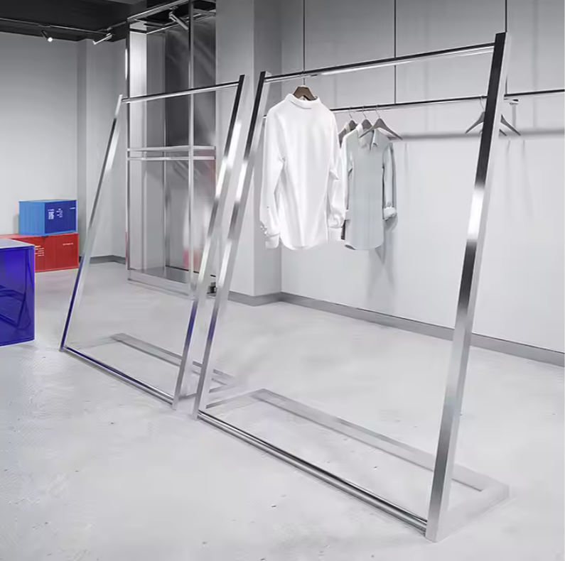 大型シルバーフレームハンガーラックにシャツを掛けたショップディスプレイ