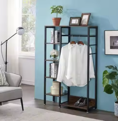 自宅リビングに設置された多機能ハンガーラックに衣類と観葉植物を飾ったインテリアコーディネート