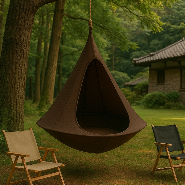 森の中に吊り下げられたブラウンのスイングチェア