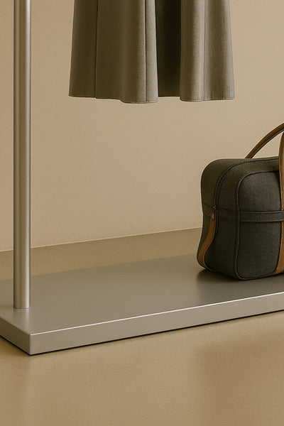 シルバーフレームのベース部分とバッグを映した什器ディテールショット