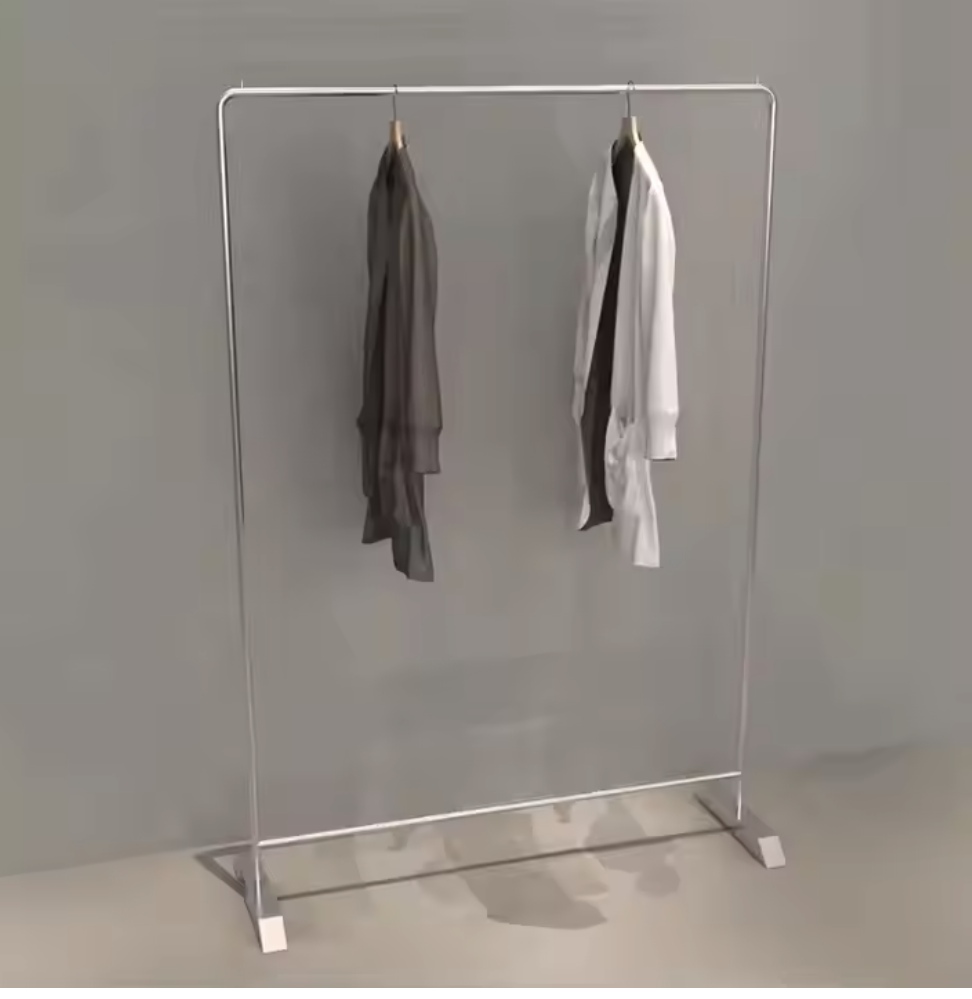 シルバーフレームのハンガーラックに衣類を掛けたミニマルな室内ディスプレイ