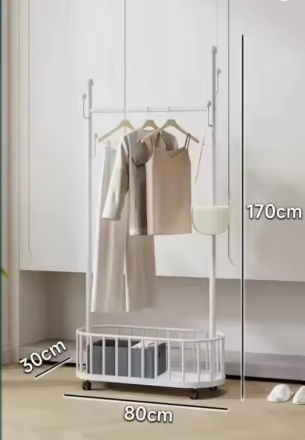 ホワイトフレームのキャスター付き衣類ラックに洋服を掛けたディスプレイ