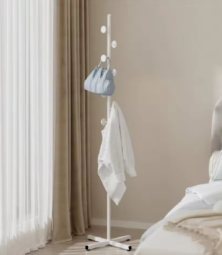 ホワイトスタンドのコートハンガーにバッグと衣類を掛けたナチュラルインテリア