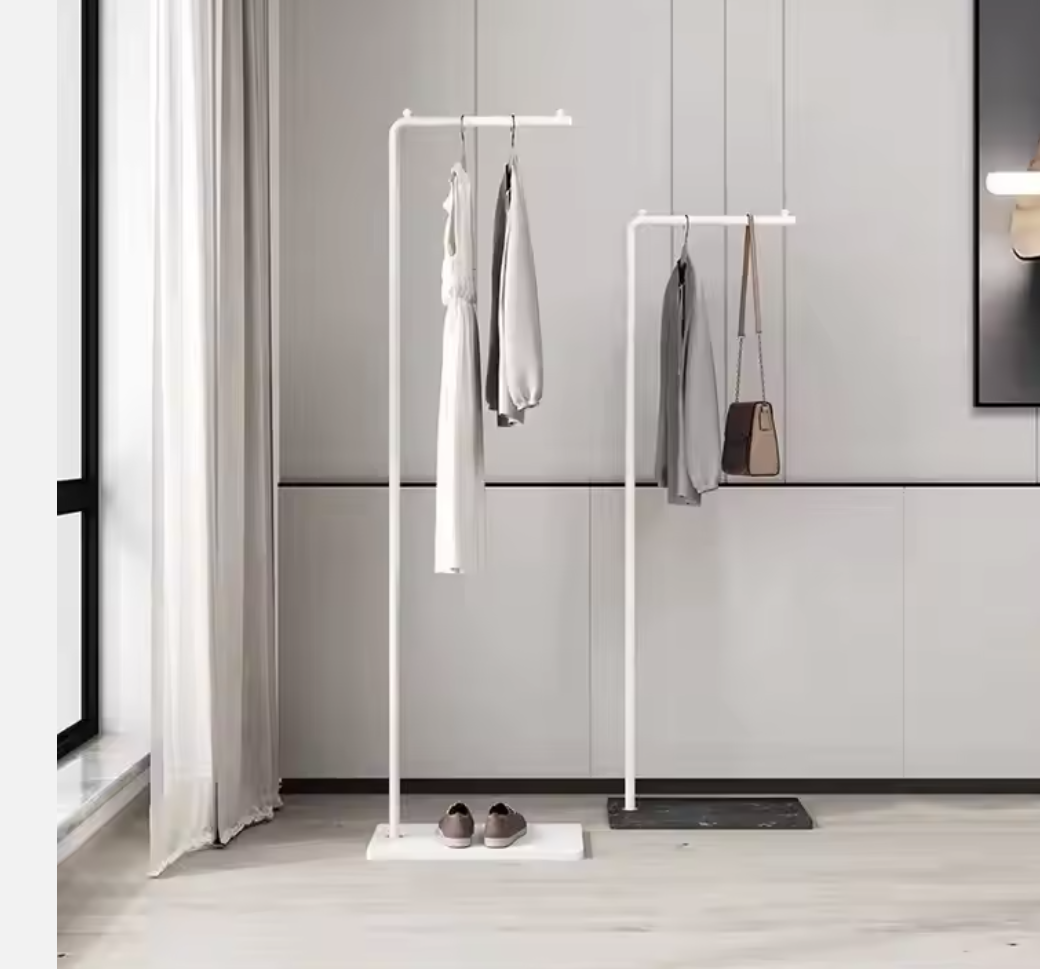 ホワイトスタンドハンガーラックに衣類を掛けたシンプルなインテリアディスプレイ