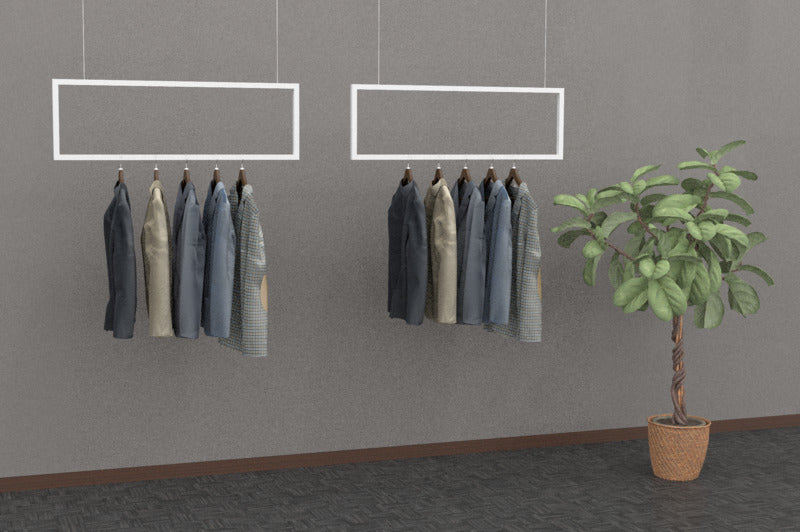 ホワイトフレームの壁掛けハンガーバーに衣類を掛けた室内コーディネート画像