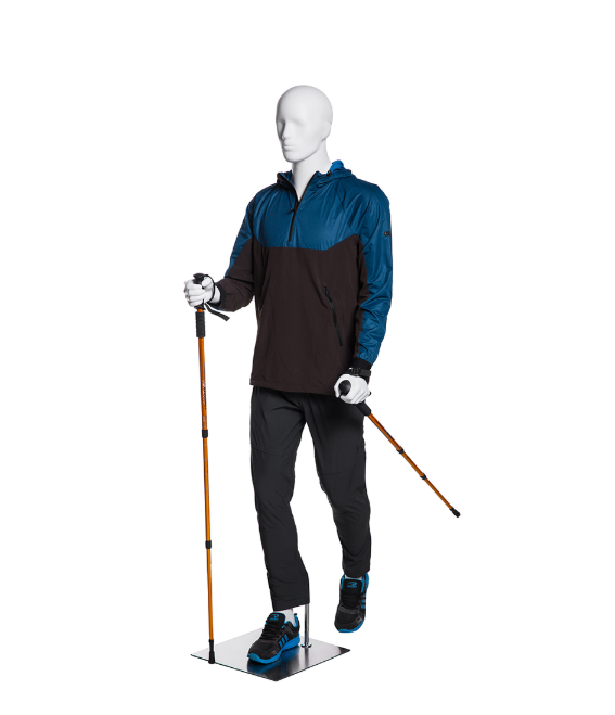 ノルディックウォーキングポーズの男性スポーツマネキン展示例｜ブルーとブラックのウェア着用・ポール付き