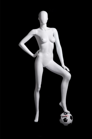 無着衣の女性マネキン斜め前ビュー｜サッカーボールに片足を置いたポーズ展示例