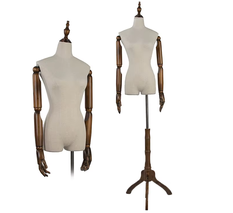 ベージュ布張りの男性トルソーマネキン2体セット｜木製腕付き・ナチュラルインテリア向け展示モデル